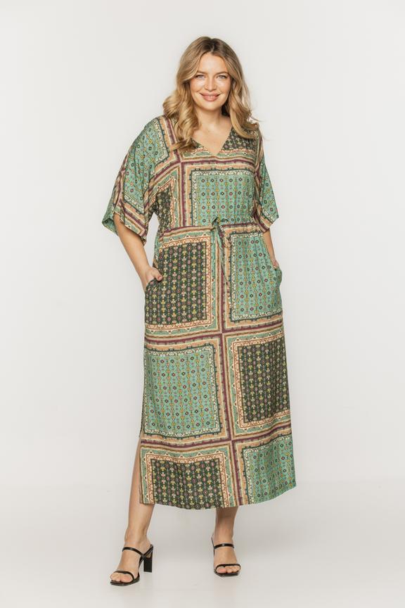 Sukienka z krótkim szerokim rękawem i regulowaną talią