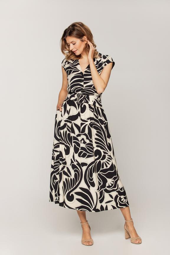 Sukienka z rewersowym kołnierzem