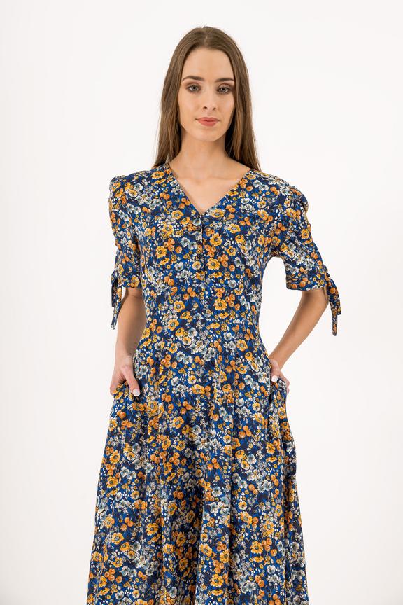 Sukienka z wiązaniem na rękawach