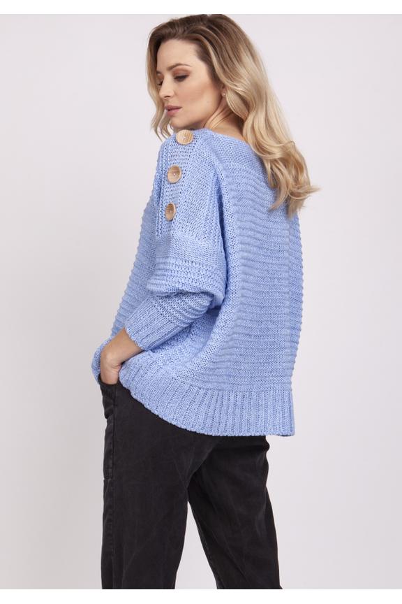 Błękitny sweter o luźnym kroju