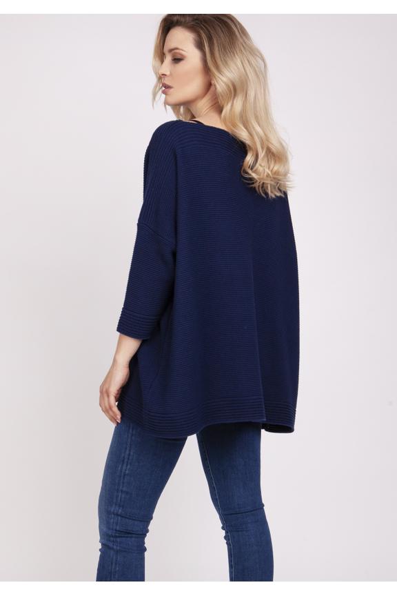 Granatowy sweter o pudełkowym kroju