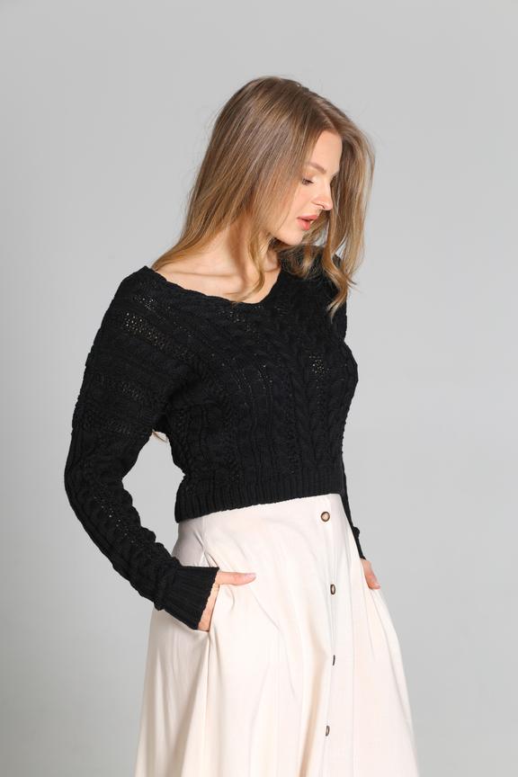 Short sweater in black