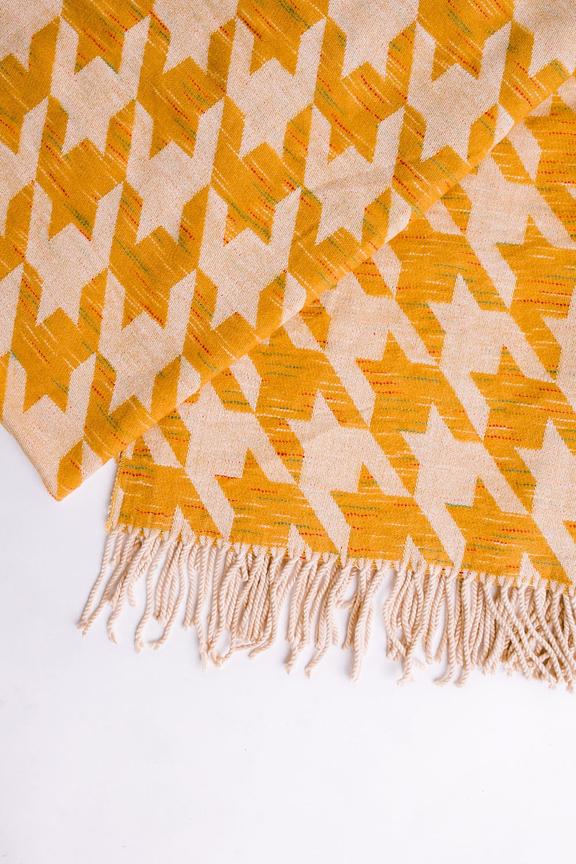 Gruby szal z frędzlami