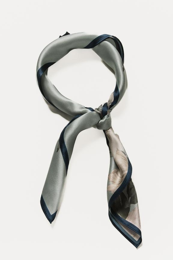 Jedwabna apaszka w kwiatowy wzór z subtelnym połyskiem