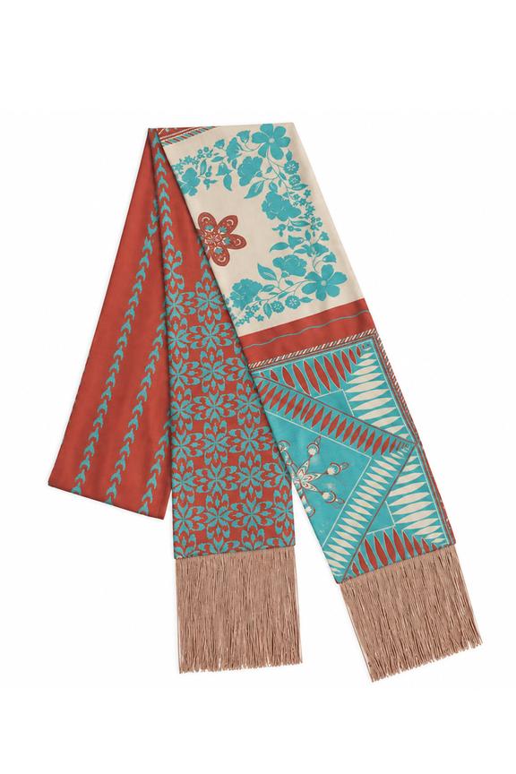 A stylish viscose scarf with fringes
