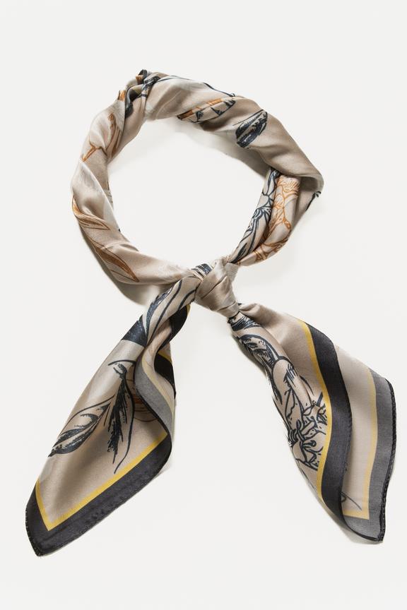 Beżowa jedwabna apaszka z granatowym wykończeniem