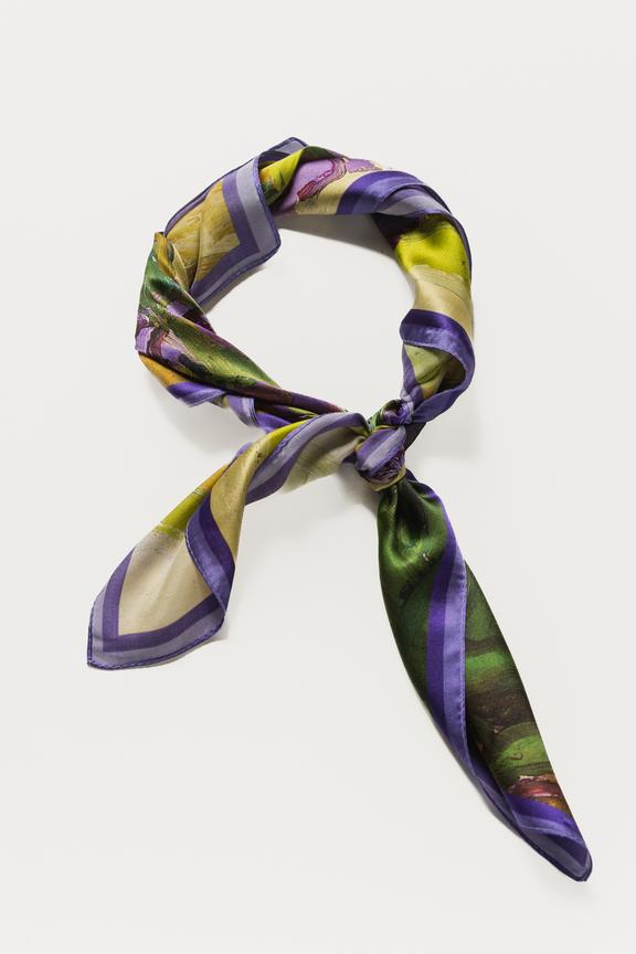 Jedwabna apaszka z kwiatowym malarskim printem