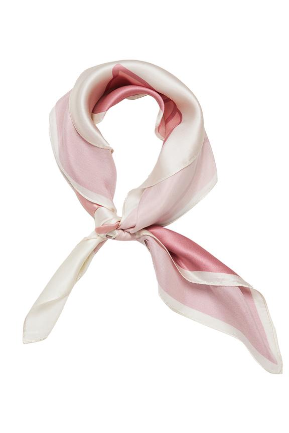 Zwiewna jedwabna apaszka w różowe kwiaty