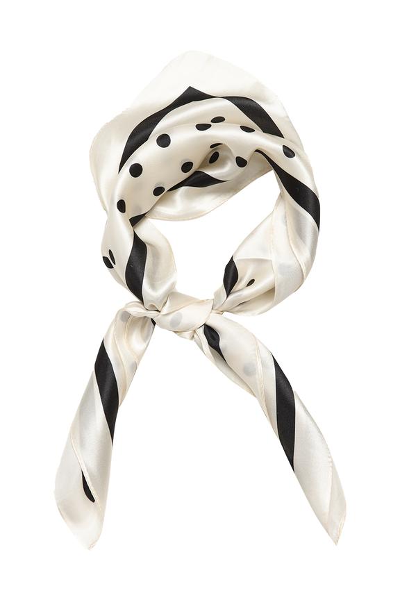 Kremowa jedwabna apaszka w czarne grochy