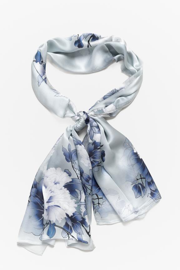 Jedwabny szal w stonowanej niebieskiej kolorystyce