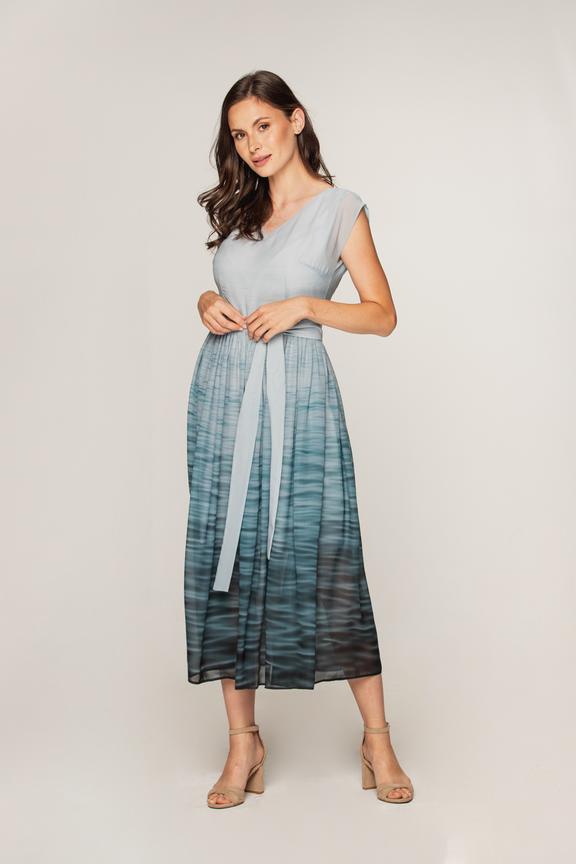 Szyfonowa sukienka z szarfą w talii