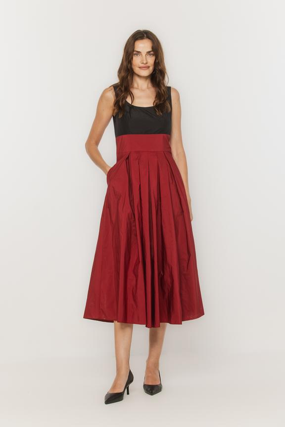Szykowna sukienka z tafty z bordową spódnicą i czarną górą