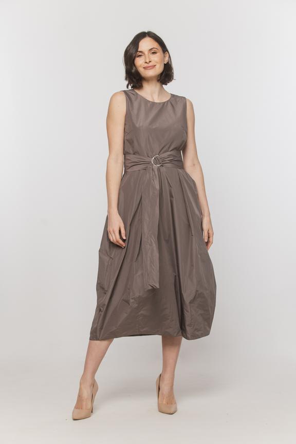 Taftowa sukienka midi z paskiem i kieszeniami