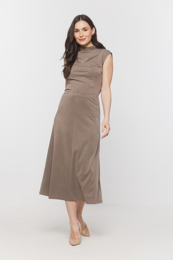 Trapezowa spódnica midi z beżowej dzianiny