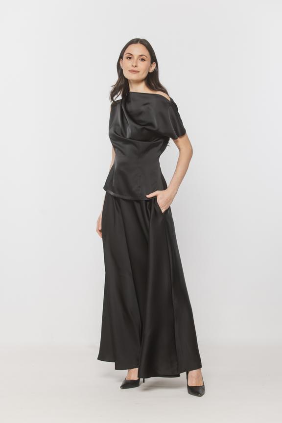 Wieczorowa rozkloszowana spódnica z czarnej satyny