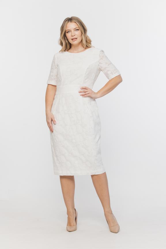 Wizytowa sukienka ecru o tulipanowym kroju