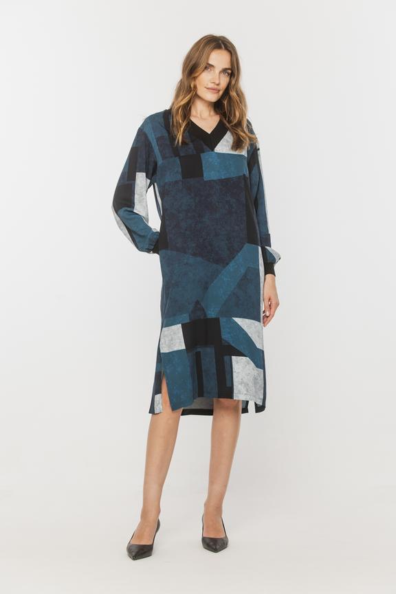 Wygodna sukienka z rozcięciami i prostym kroju