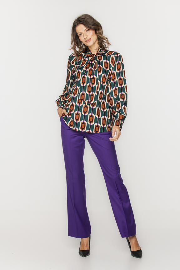 Wzorzysta koszula z wiązaniem