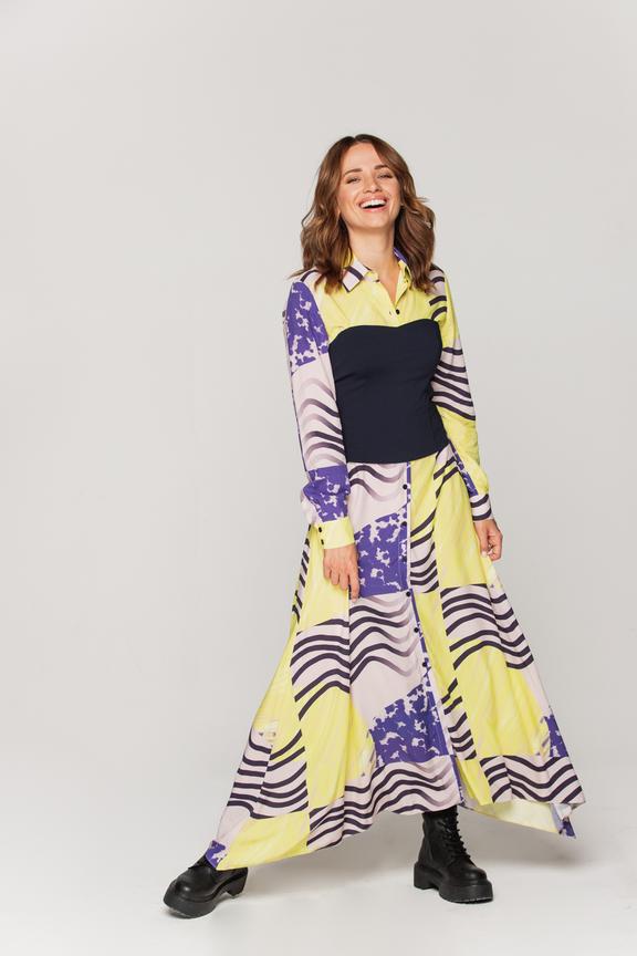 Wzorzysta sukienka koszulowa z dzianinowym gorsetem