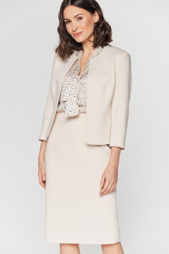 Krótki żakiet z półokrągłym dekoltem  zapinany na haftki