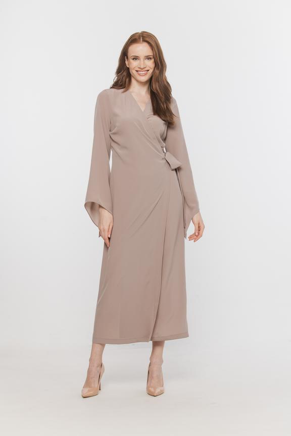 Zwiewna kobieca sukienka z rozszerzanym rękawem