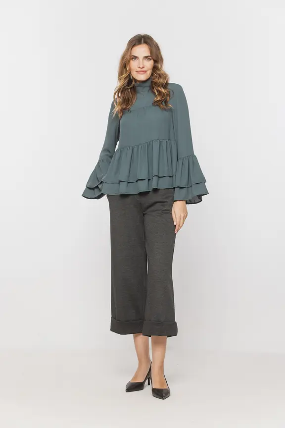 Zwiewna zielona bluzka szyfonowa z ozdobnymi falbanami