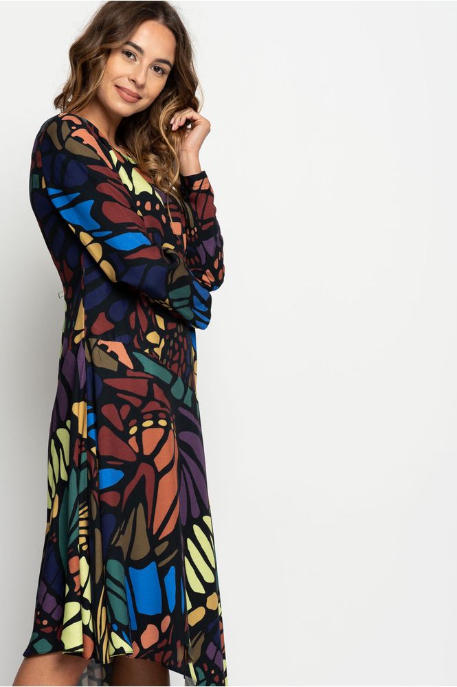 Asymetryczna sukienka z długimi rękawami i kolorowym wzorem 