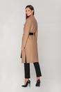 Beżowy płaszcz z paskiem i wypustką