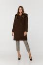Ocieplany brunatny płaszcz o fakturze jodełki