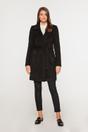 Krótki czarny płaszcz z paskiem